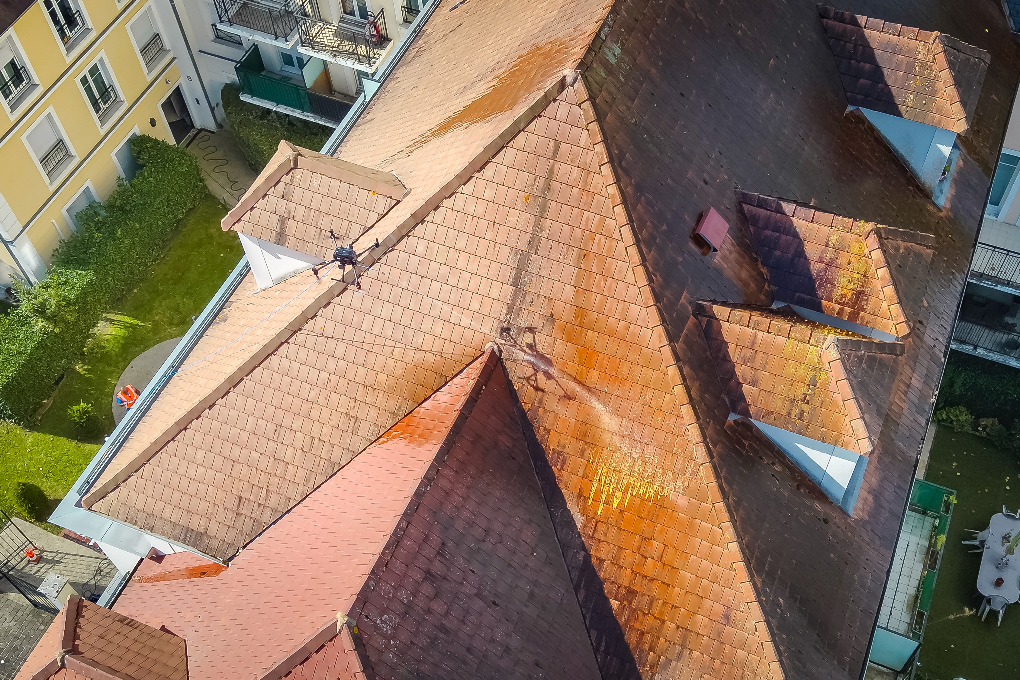 nettoyage et démoussage de toiture d'immeuble par drone