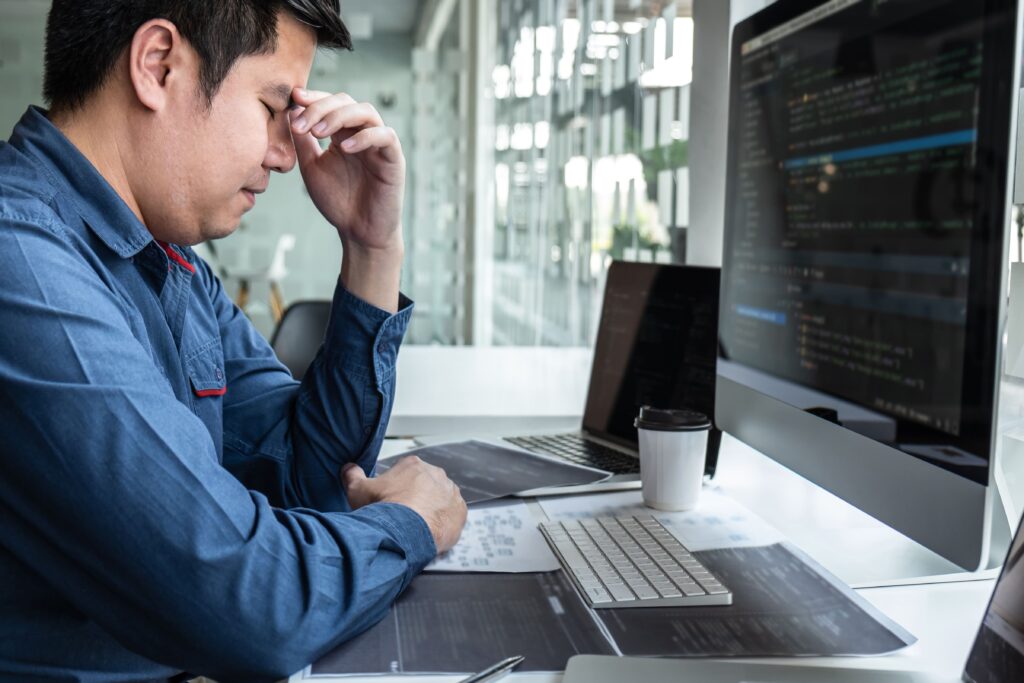 homem com dor de cabeça datas comerciais importantes 