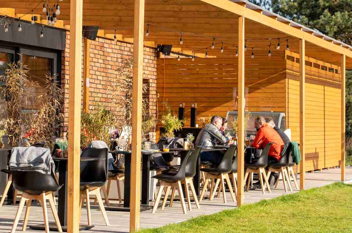 Zadaszony taras restauracji Niedźwiedzia 25 w Sierosławiu