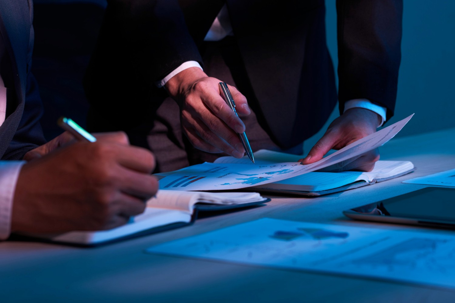 Servidores públicos em reunião discutindo contratos