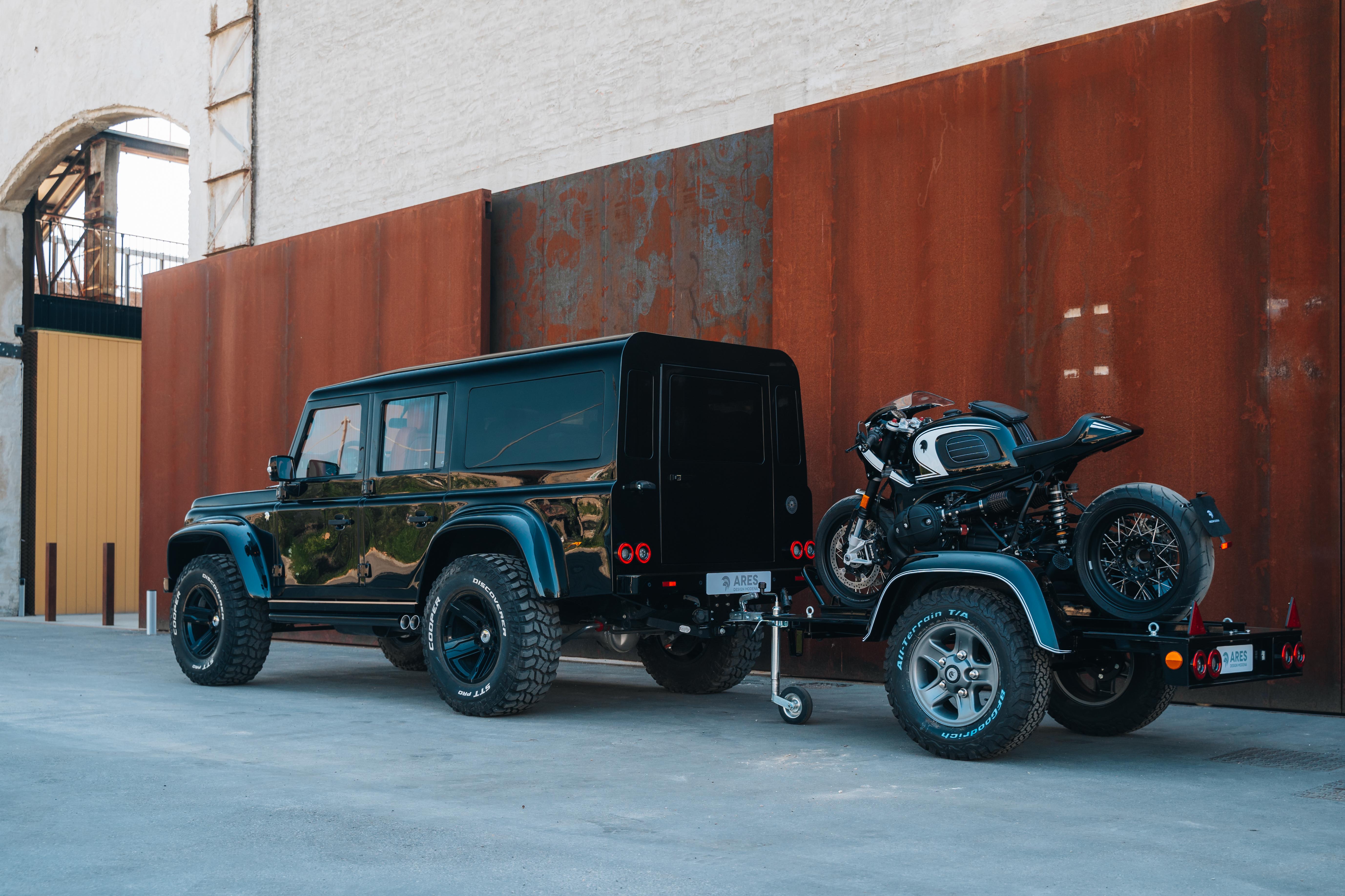 Foto di SUV Ares Design con carrello di traino e Moto sopra di esso