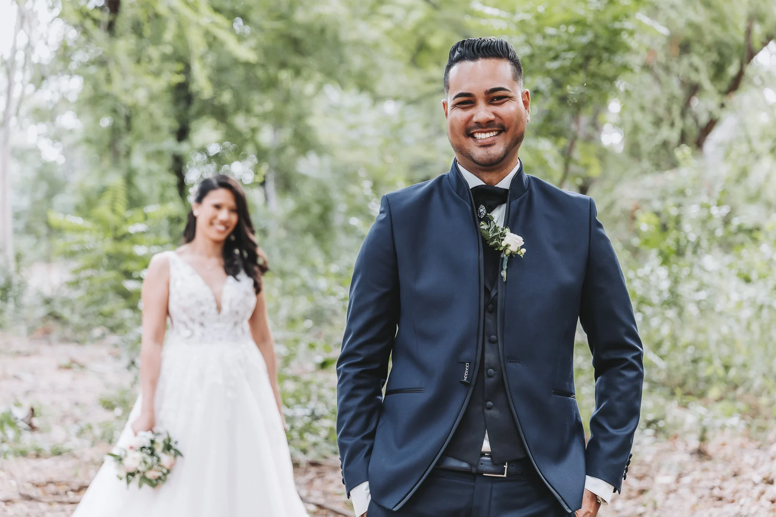Mariée marchant sous les pins d'altitude — Mariage Réunion | David Dijoux