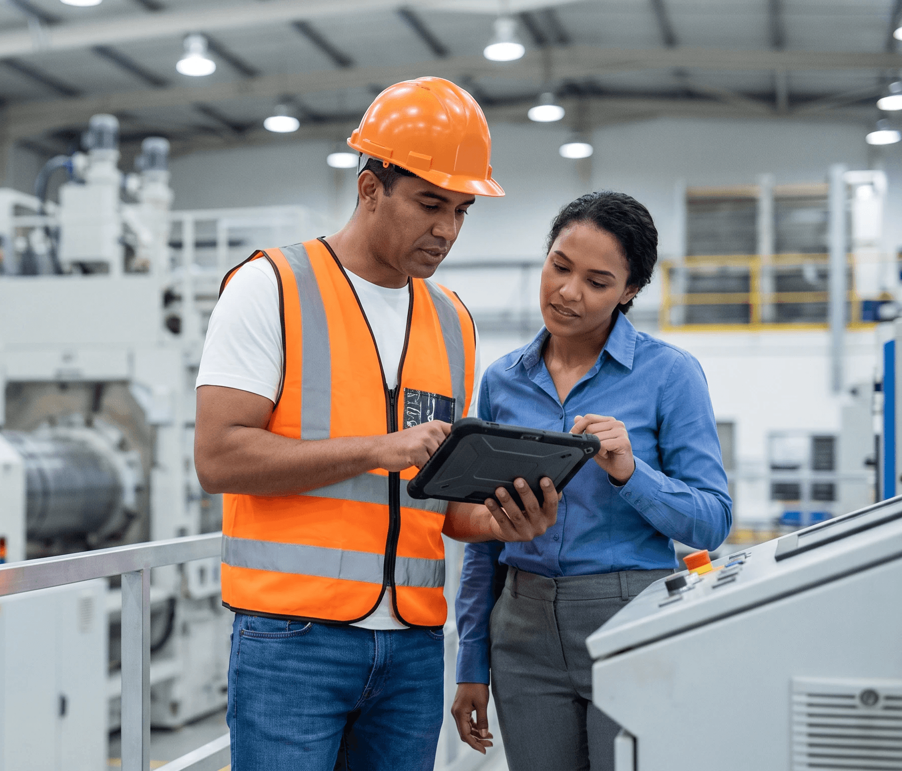 produtor rural em uma lavoura, mexendo em um tablet