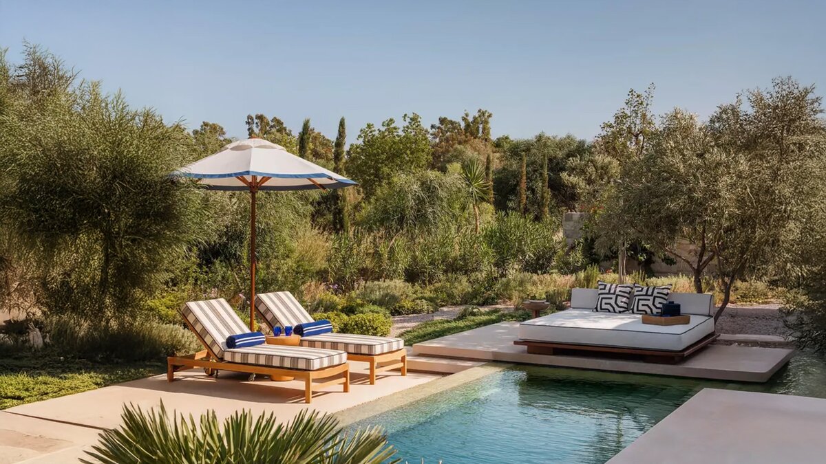 Hotel de lujo con tumbonas y parasoles de alta gama de Fim Umbrellas