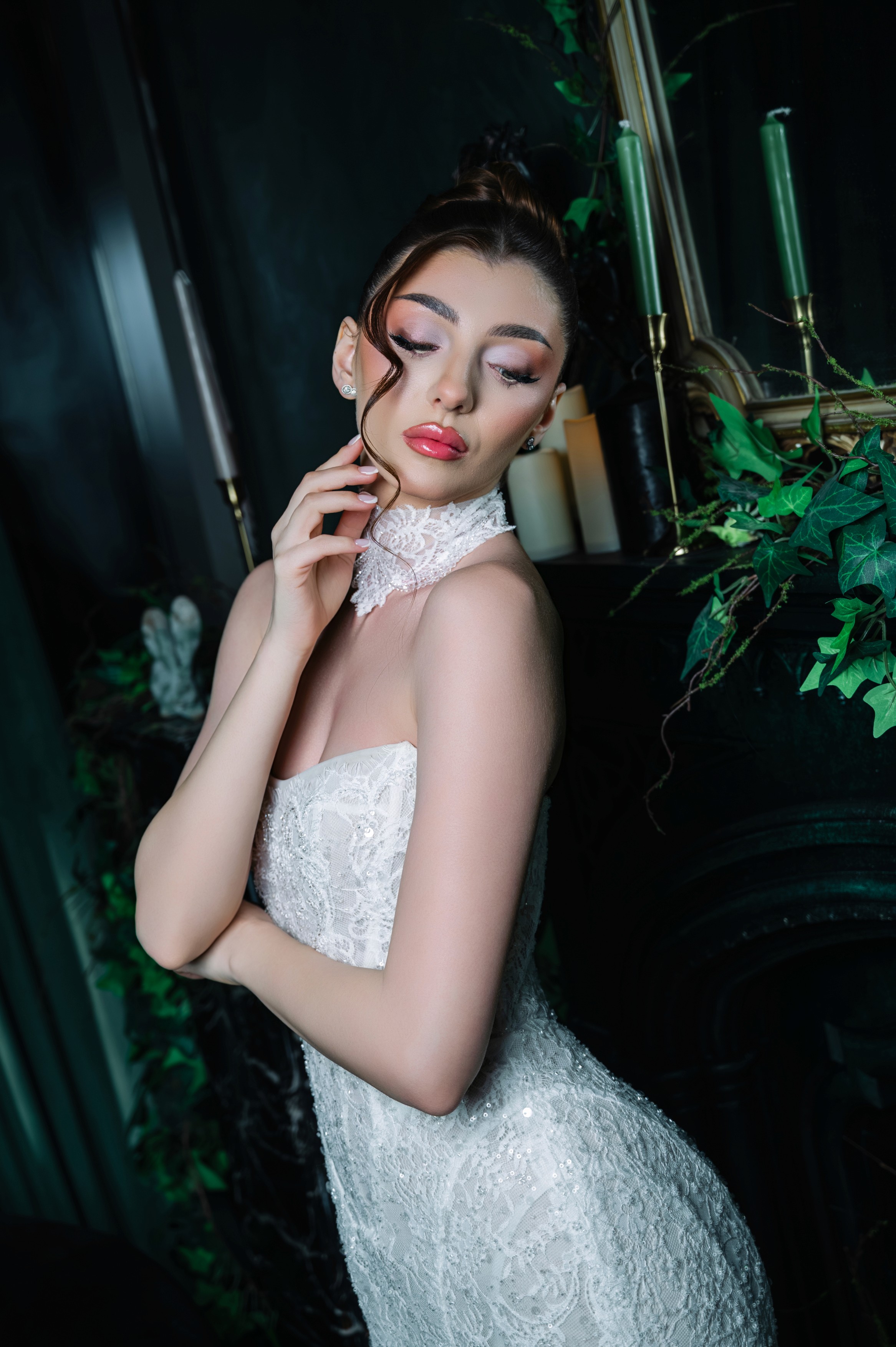 Mireasă fotografiată cu ochii închiși într-un decor dark și sofisticat, ședință foto de nuntă în București