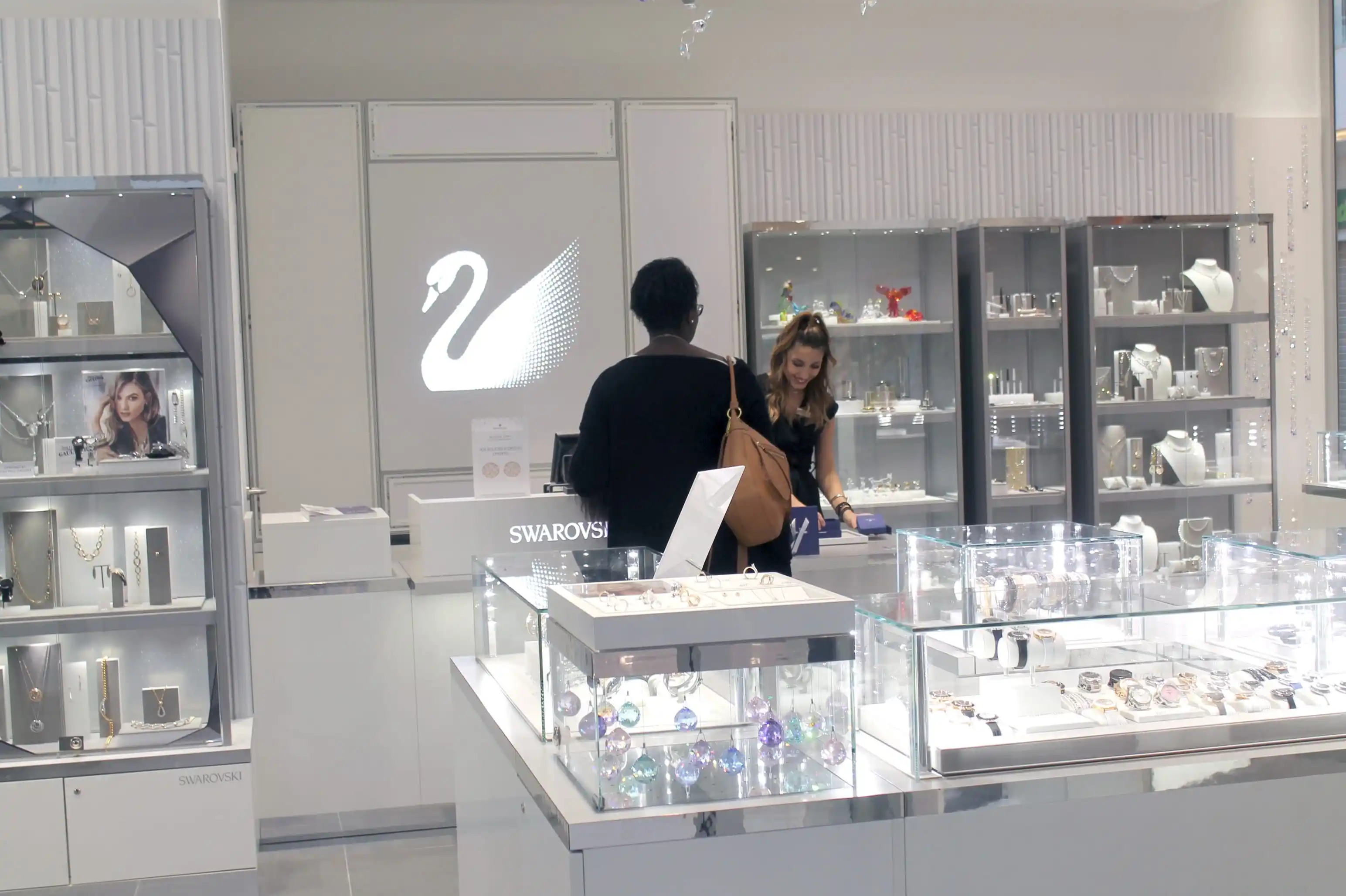 intérieur de la boutique avec vitrines