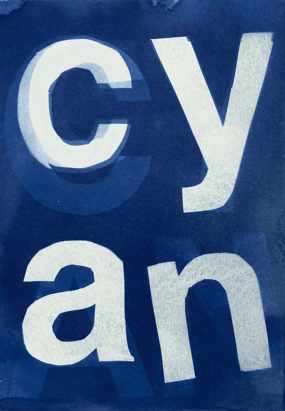 Experimentelle Typografie im Cyanotypie-Verfahren: Buchstaben C, Y, A, N in Helvetica als grafisches Designelement im Blaudruck.