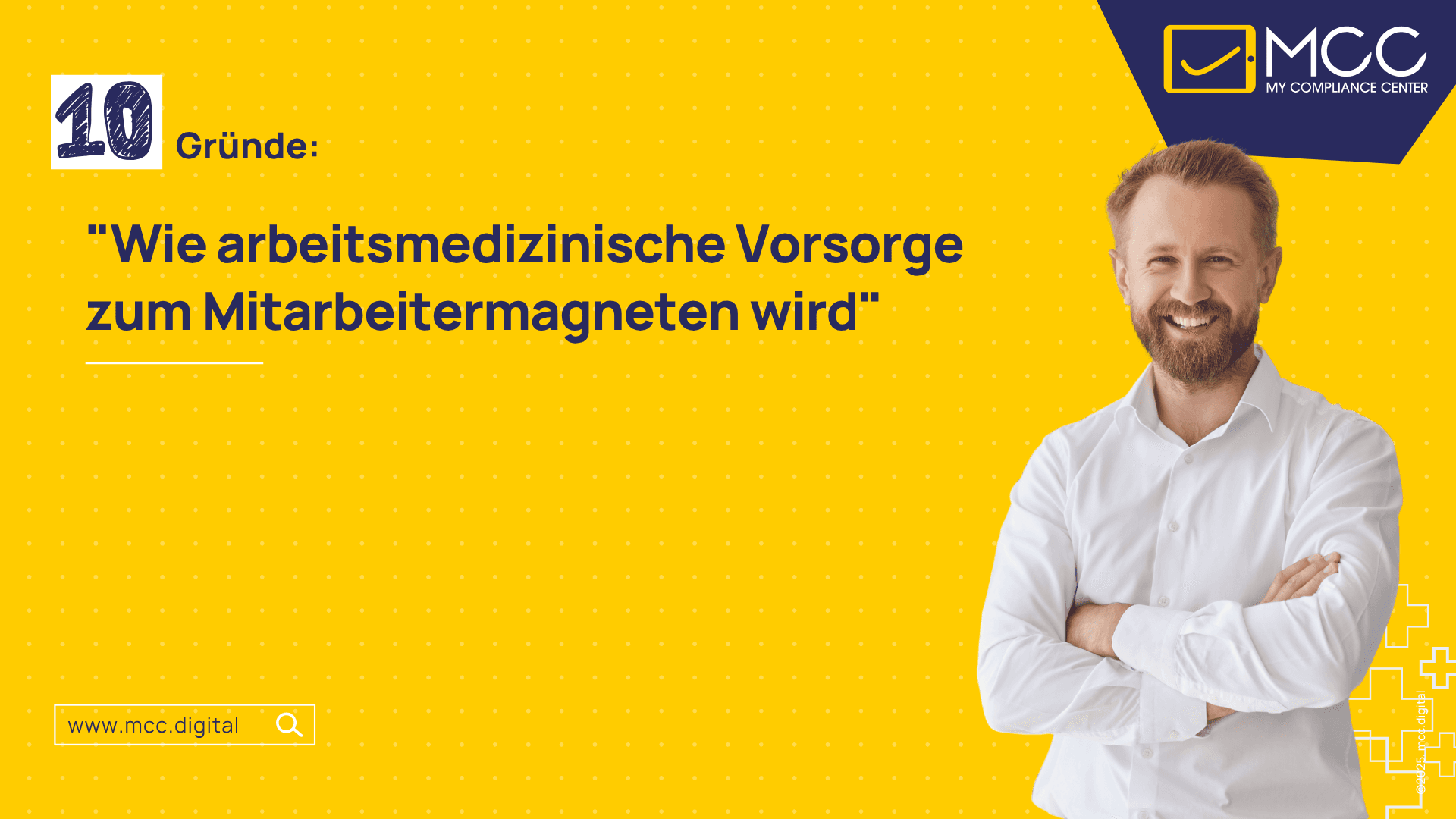Auf dem Bild ist der Text 10 Gründe, wie arbeits-medizinische Vorsorge zum Mitarbeiter-magneten wird zu lesen, ein Mann in weißem Hemd lächelt und verschränkt die Arme.