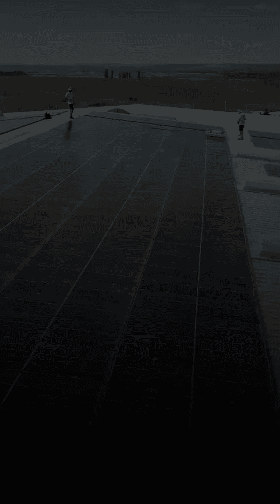 Echipa SpalPanouri curățând panouri fotovoltaice pe acoperiș industrial de hala in Craiova, Dolj