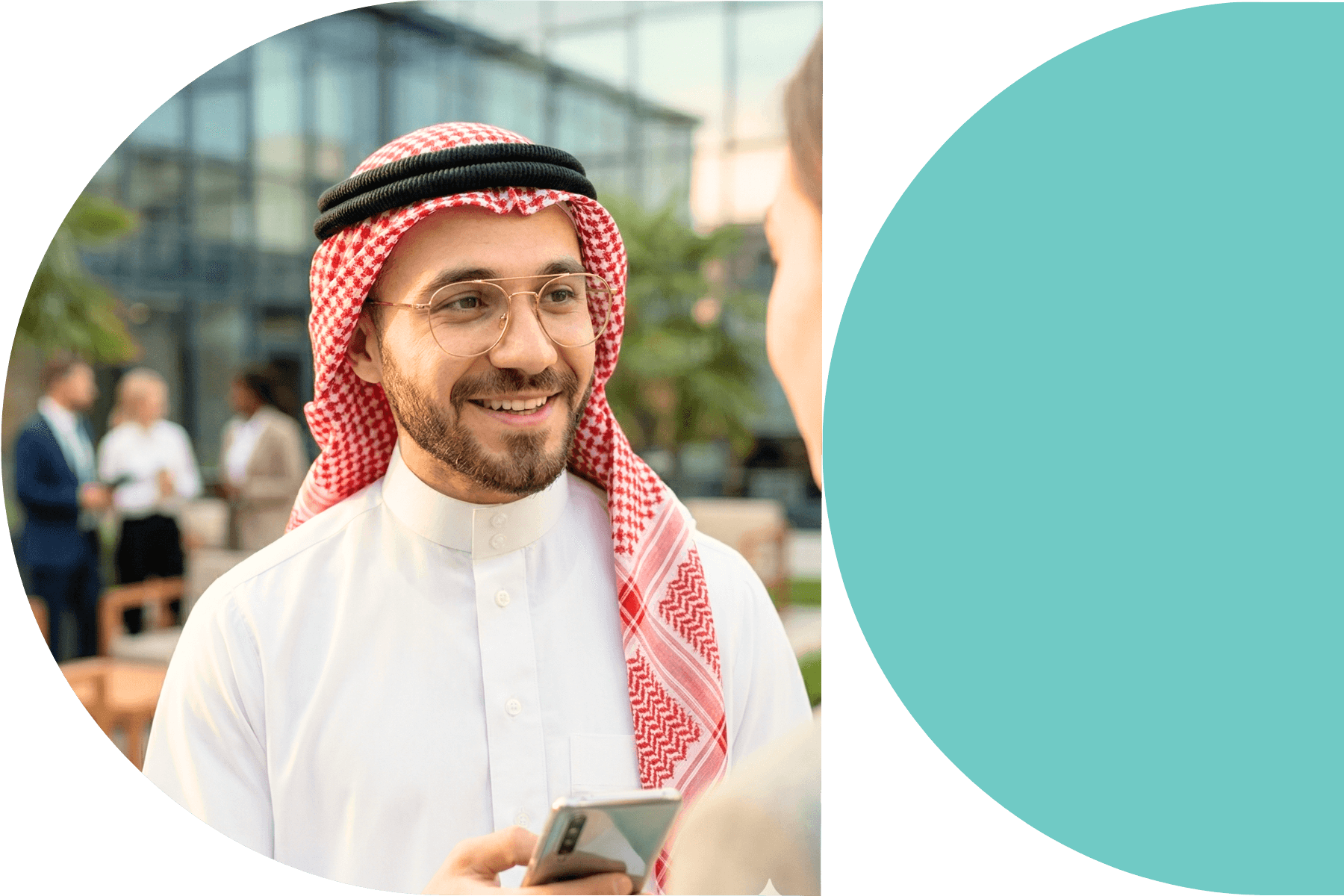 رجل وامرأة يناقشان المشروع