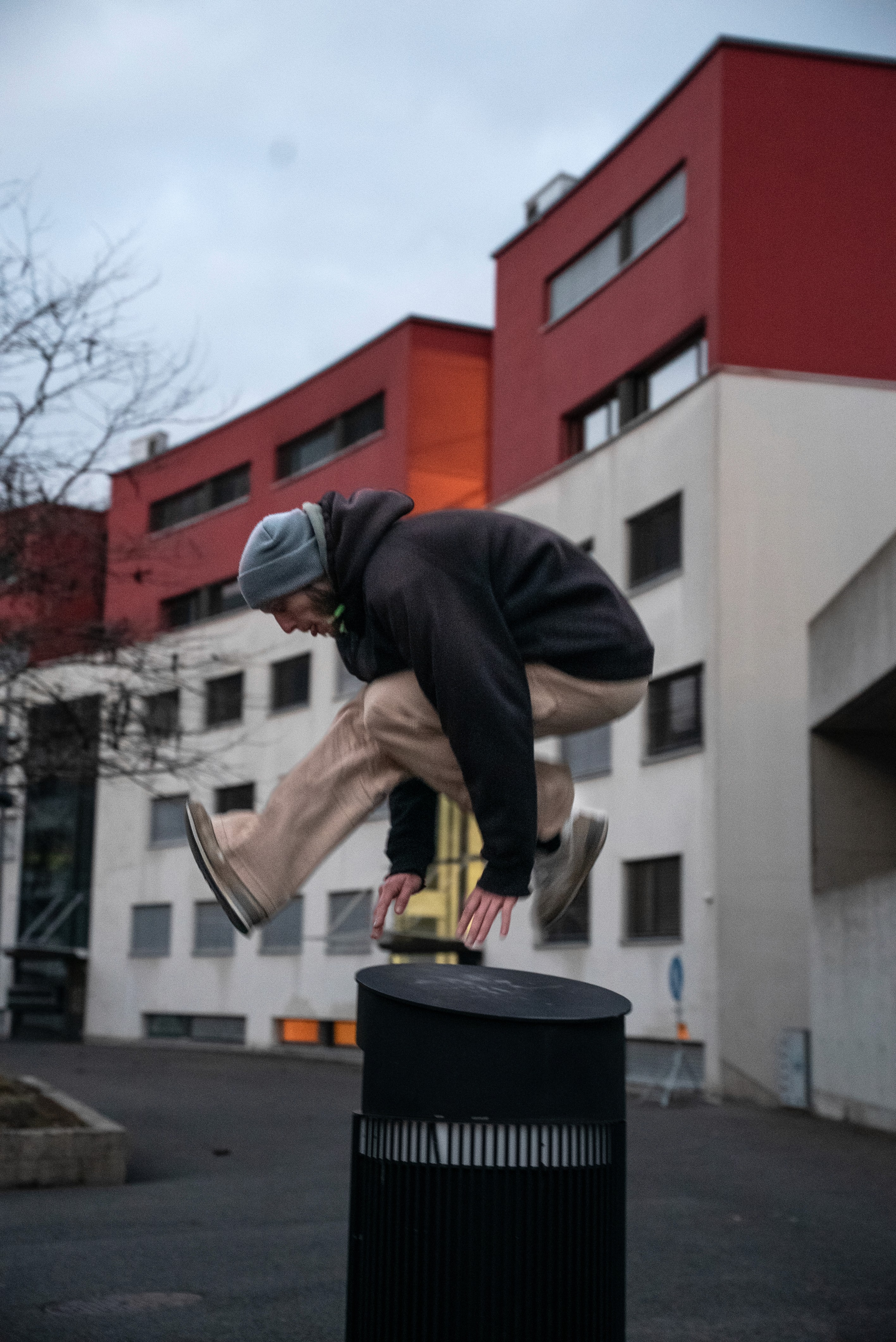 Personne qui saute par dessus un obstacle