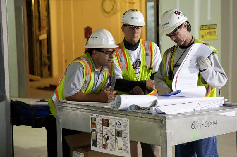 what does a contractor do in construction