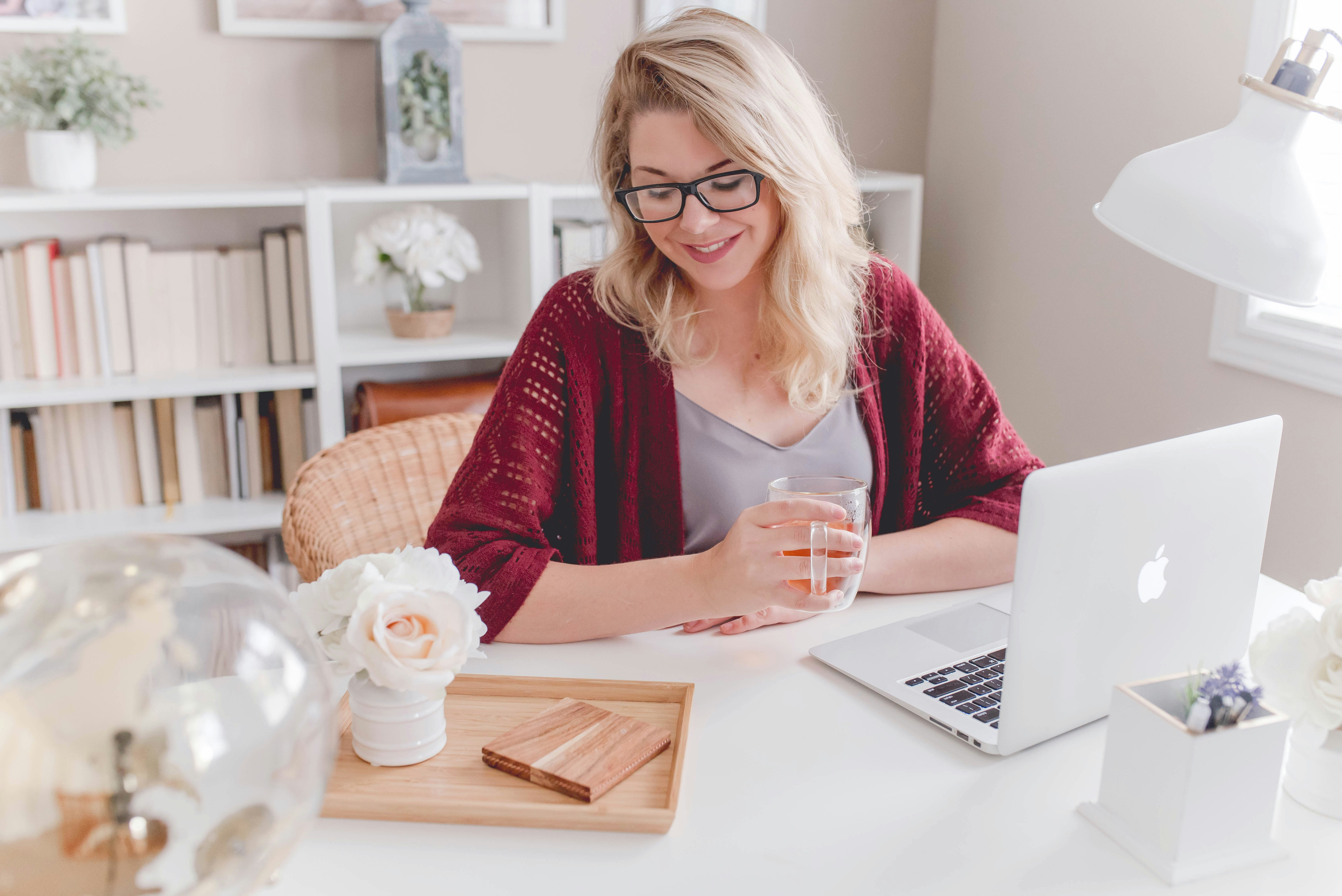 woman about to use Writesonic Alternatives