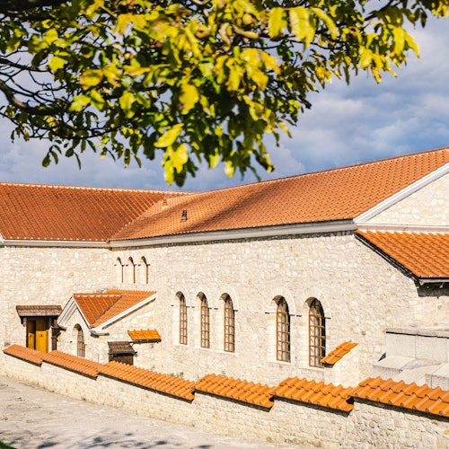 Kolam mandi Rom yang dibina semula di kawasan Rom