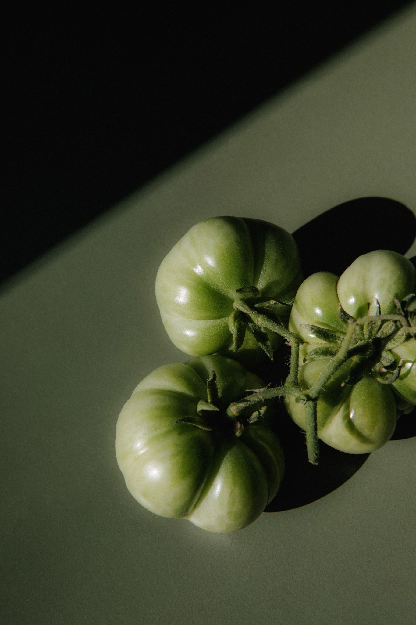 Grüne Tomaten auf Tisch – Vegane Essentials