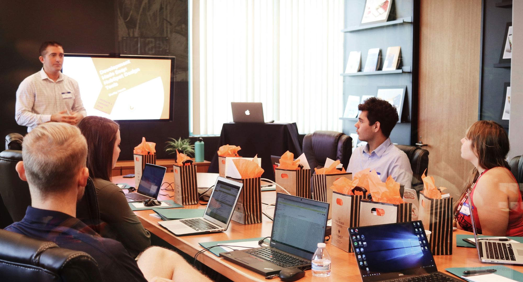 pessoas de uma equipe em uma mesa de reunião