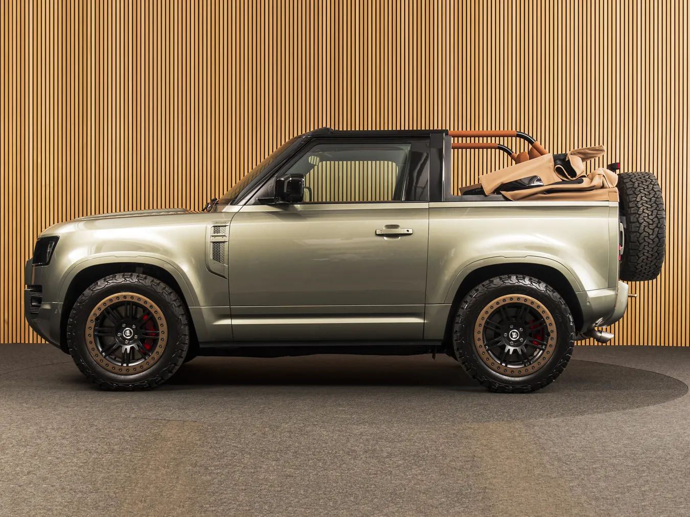 De Land Rover Defender 90 V8 VALIANCE CONVERTIBLE | HERITAGE vanaf de zijkant