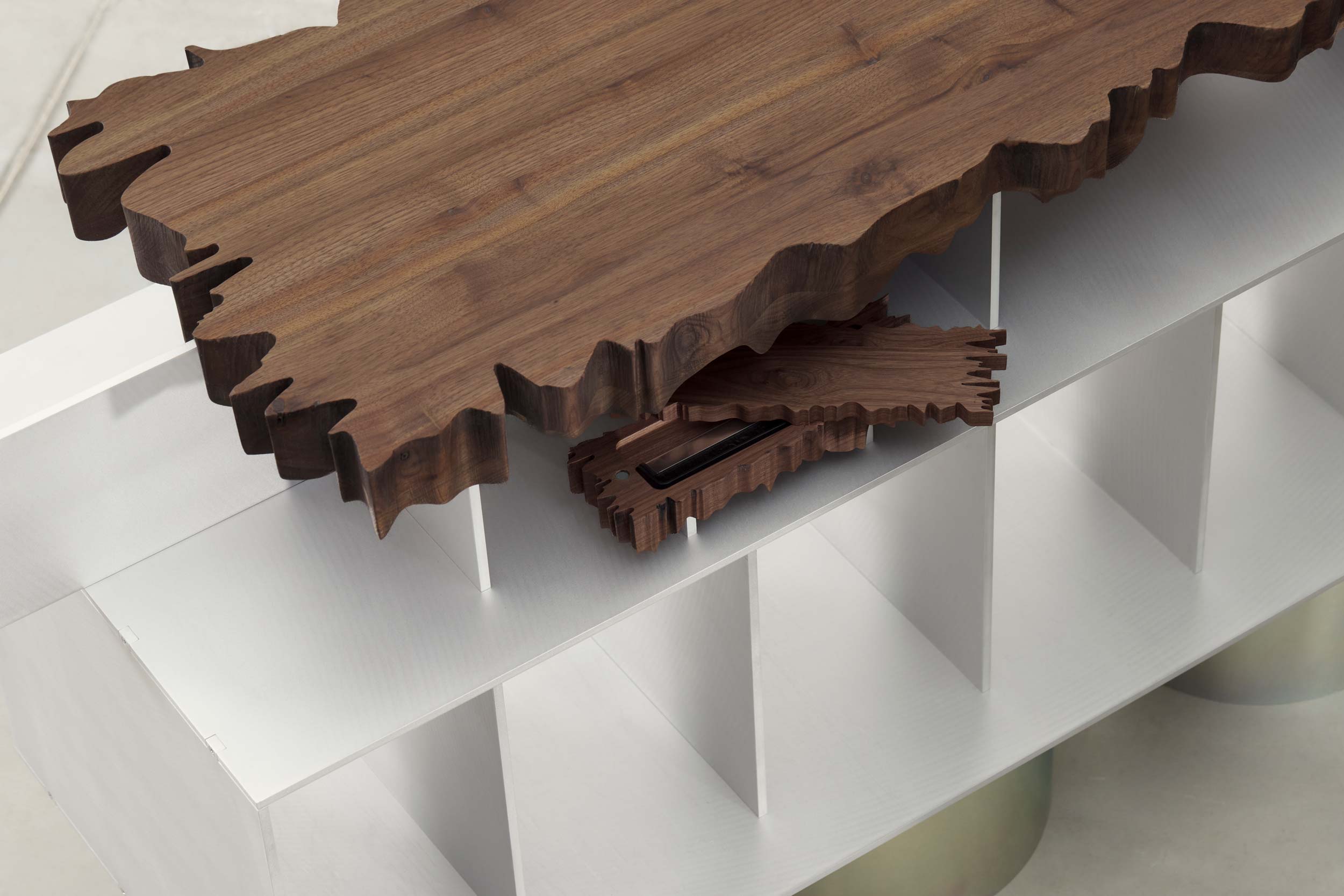 audio-altar-walnut-wood-texture-handcrafted-detail-design-jiri-krejcirik