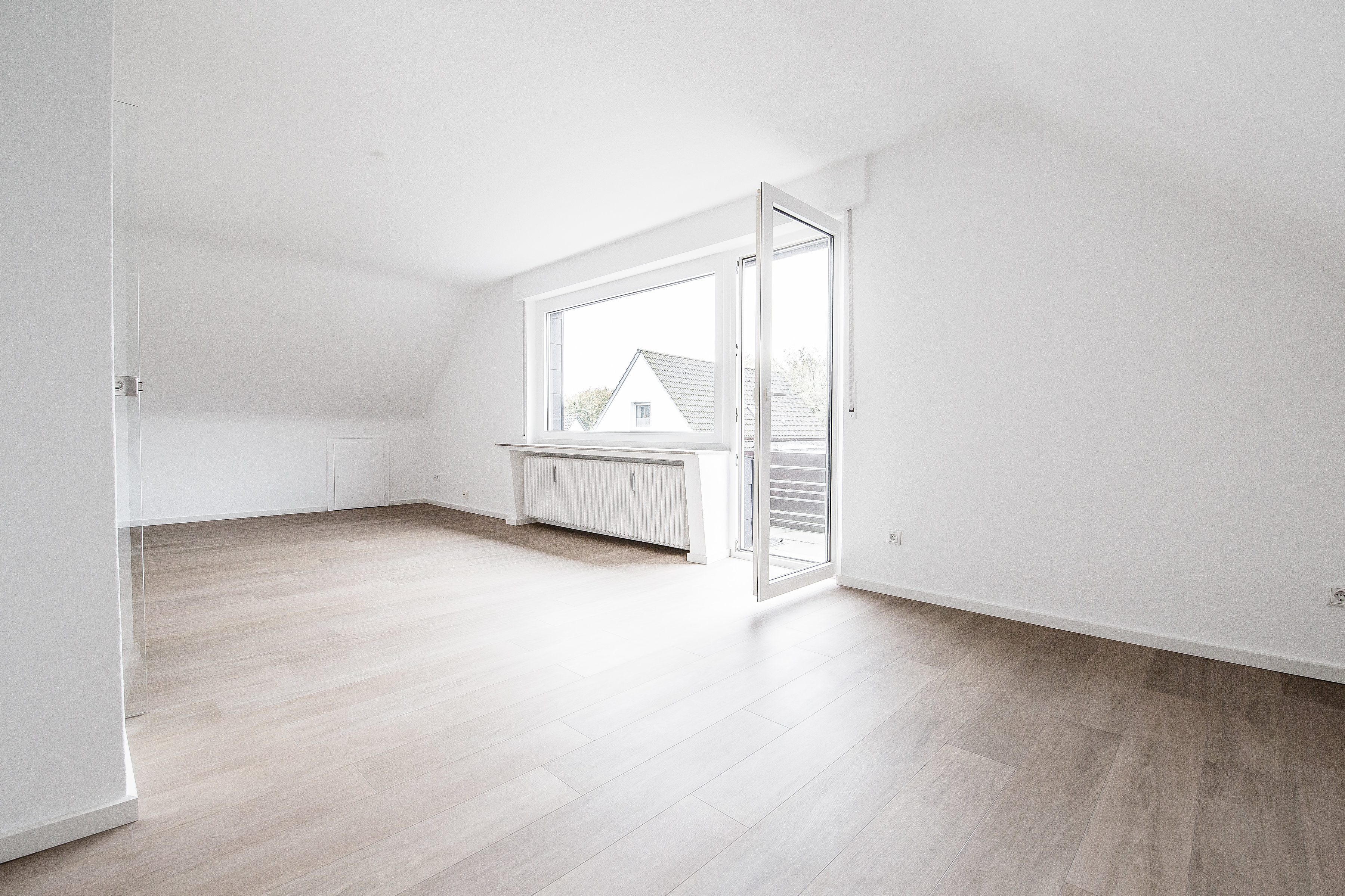 Renovierte große Fensterfront mit Terrassentür im Wohnprojekt Goethestraße