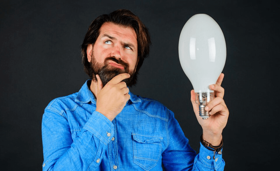 Électricien Energylink en train de travailler sur un tableau électrique