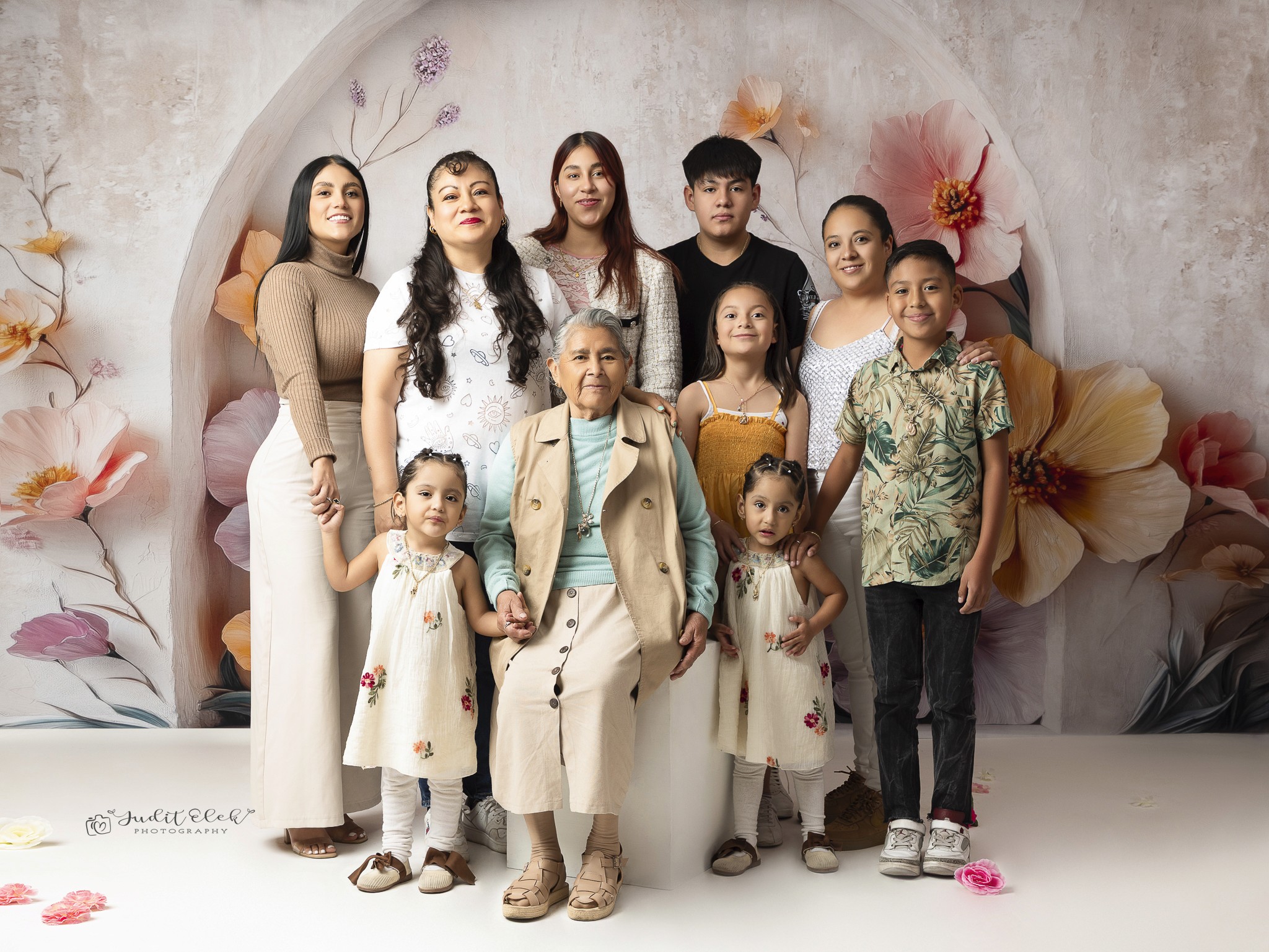 familia de cuatro generaciones posando junta en un estudio fotográfico