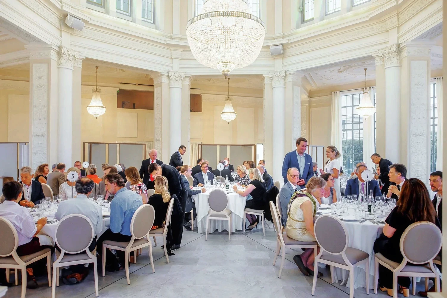 Invités installés à table pendant un dîner de gala professionnel