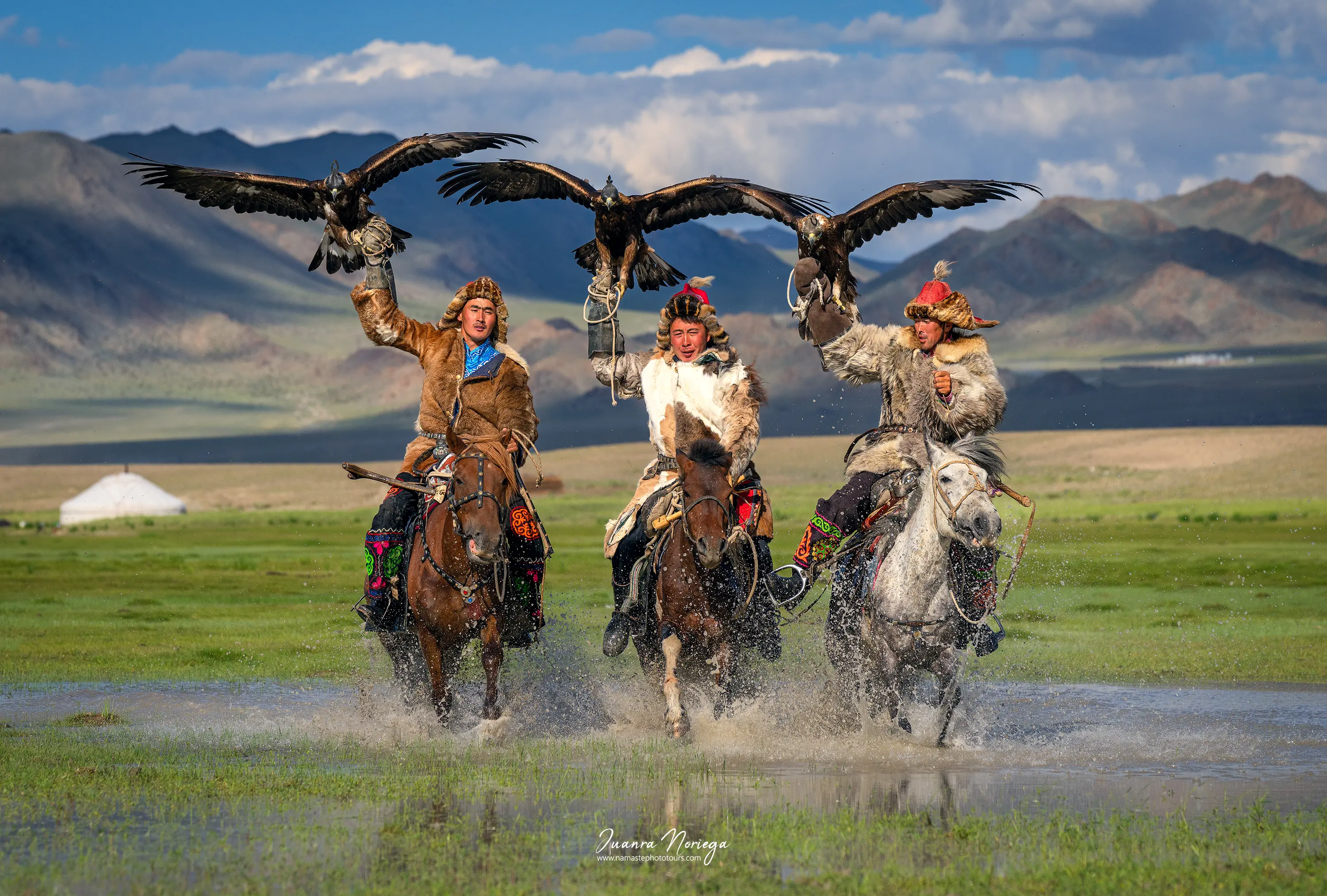 Cazadores con águilas en Mongolia