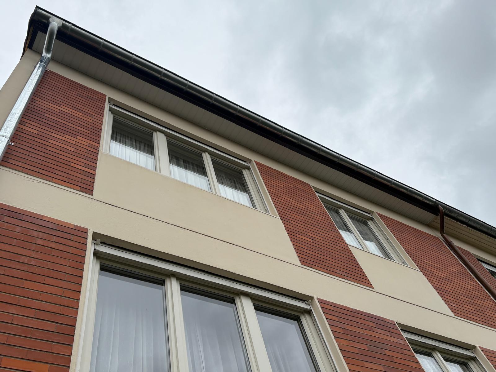 Faconnage d'un faîtage en zinc par AJS Toiture sur chantier à Metz