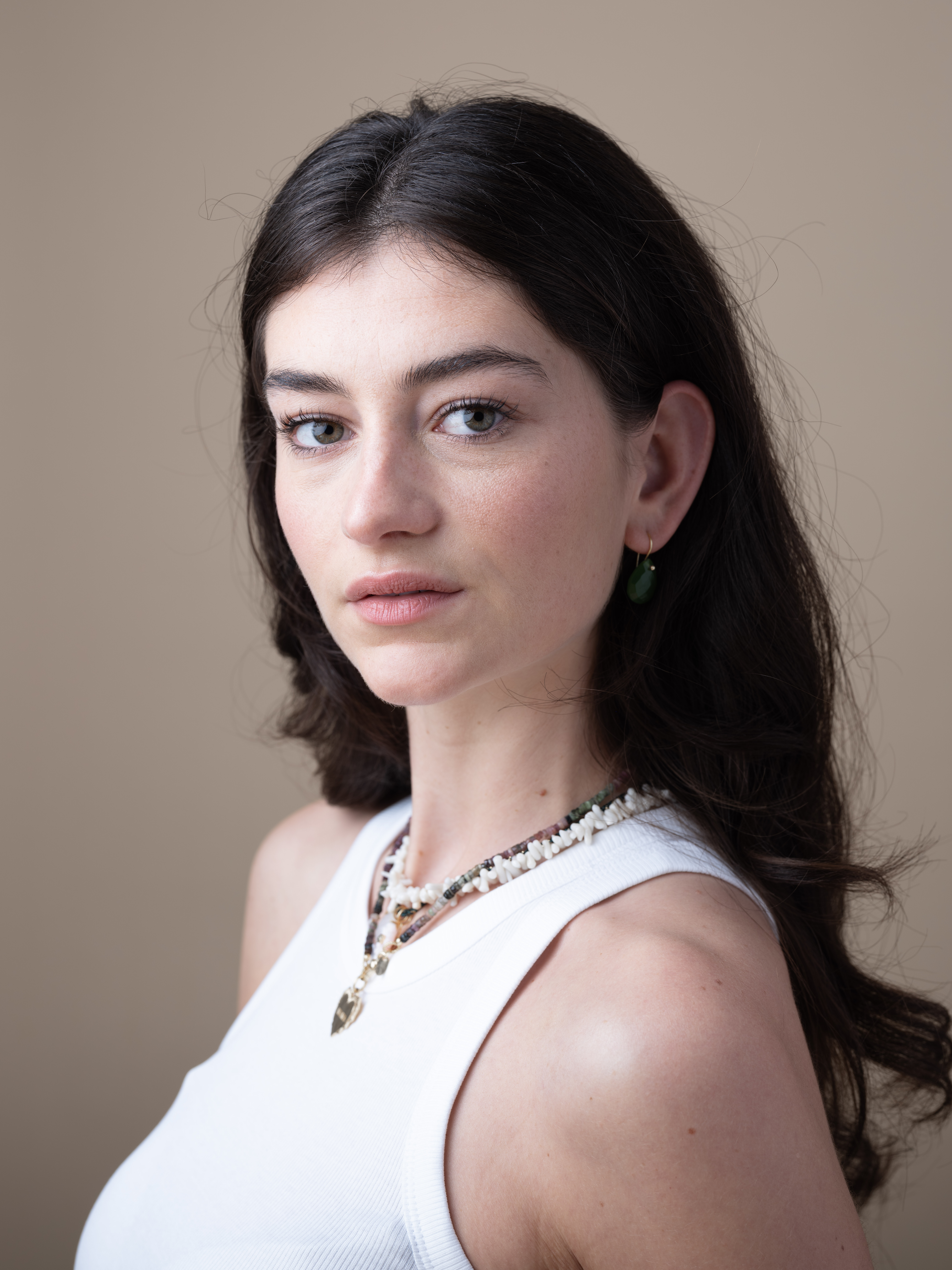 Close-up portrait of Gill in a studio in Landsmeer.