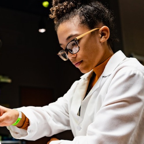 Chica trabajando en el laboratorio con una pipeta.