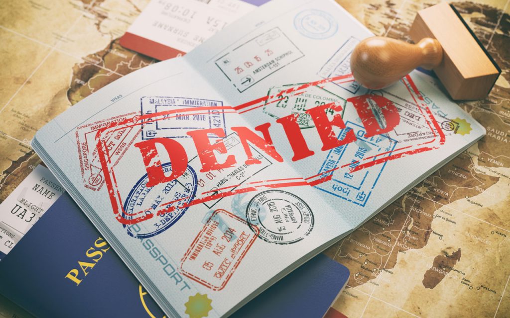 Khách hàng chuẩn bị giấy tờ chứng minh tài chính khi xin visa
