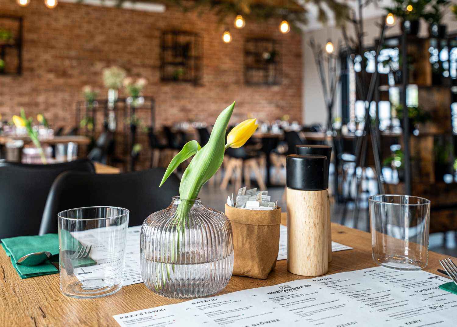 lunch biznesowy Poznań restauracja wnętrze stolik spotkanie