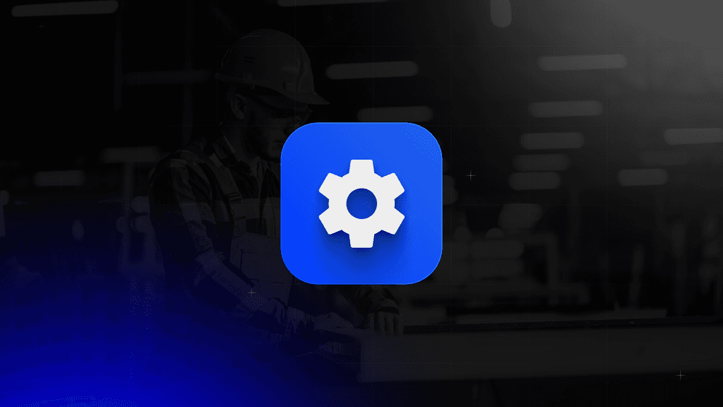 Arbeiter mit Schutzhelm und Arbeitskleidung bedient Maschine in einer Fabrikhalle.