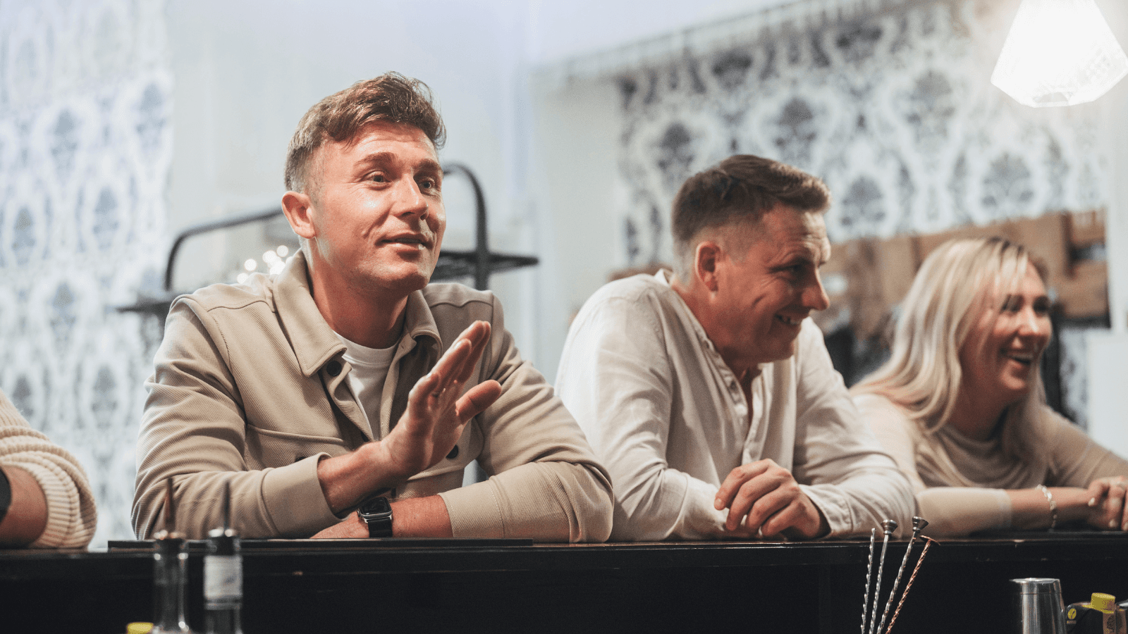 Motivierte Teilnehmer im SAPOORI Barkeeperkurs, ideal für Einsteiger, Hobby-Mixer, Gastro-Personal und angehende Profis.