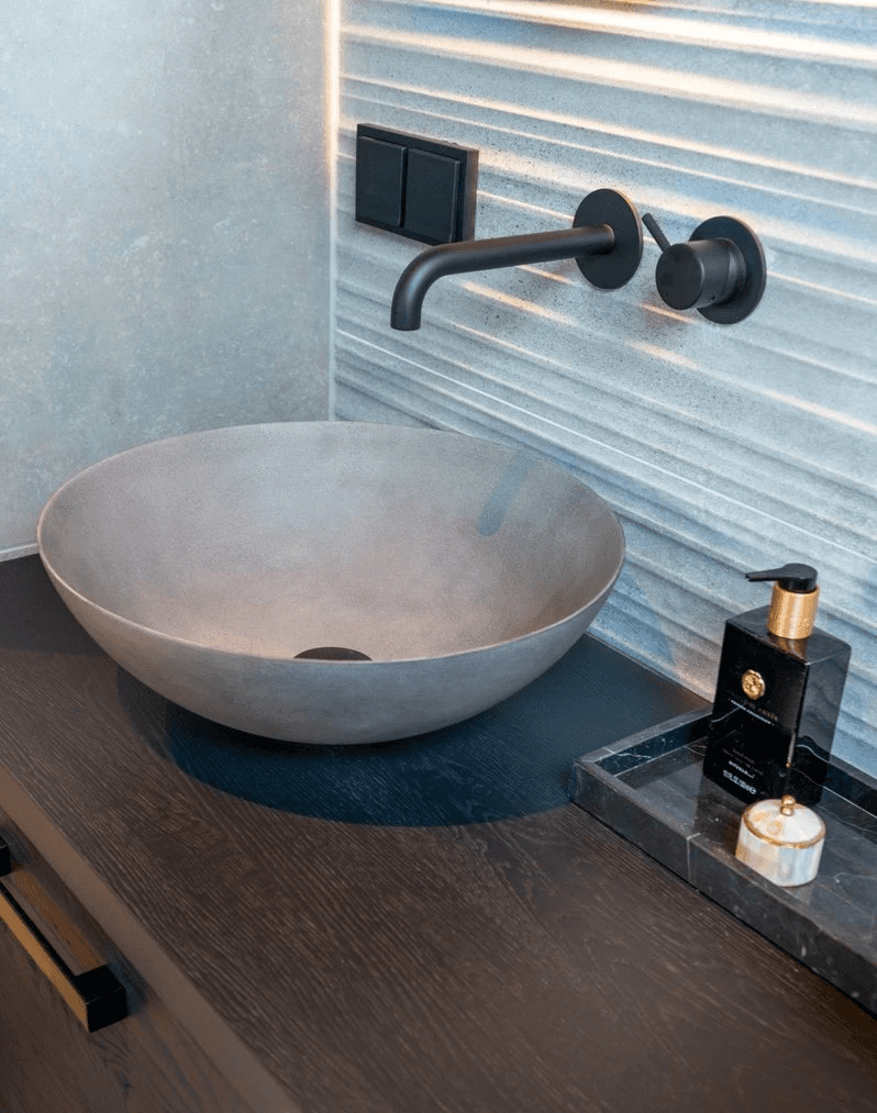 kom wastafel beton grijs met zwarte kranen