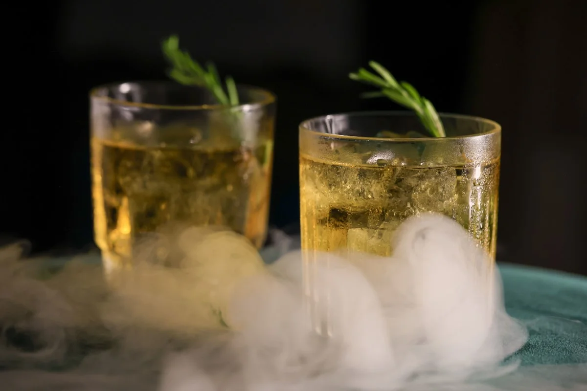 Nowoczesne atrakcje weselne – barman na mobilnym barze.