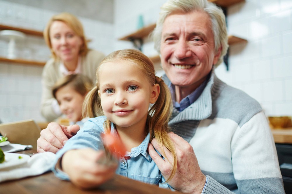 senior et petits enfants