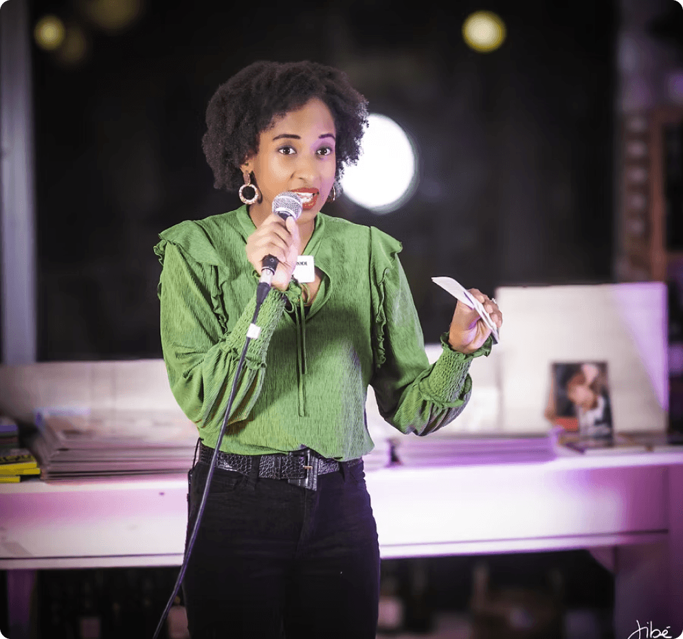 Sarrah Froidefond donnant une conférence