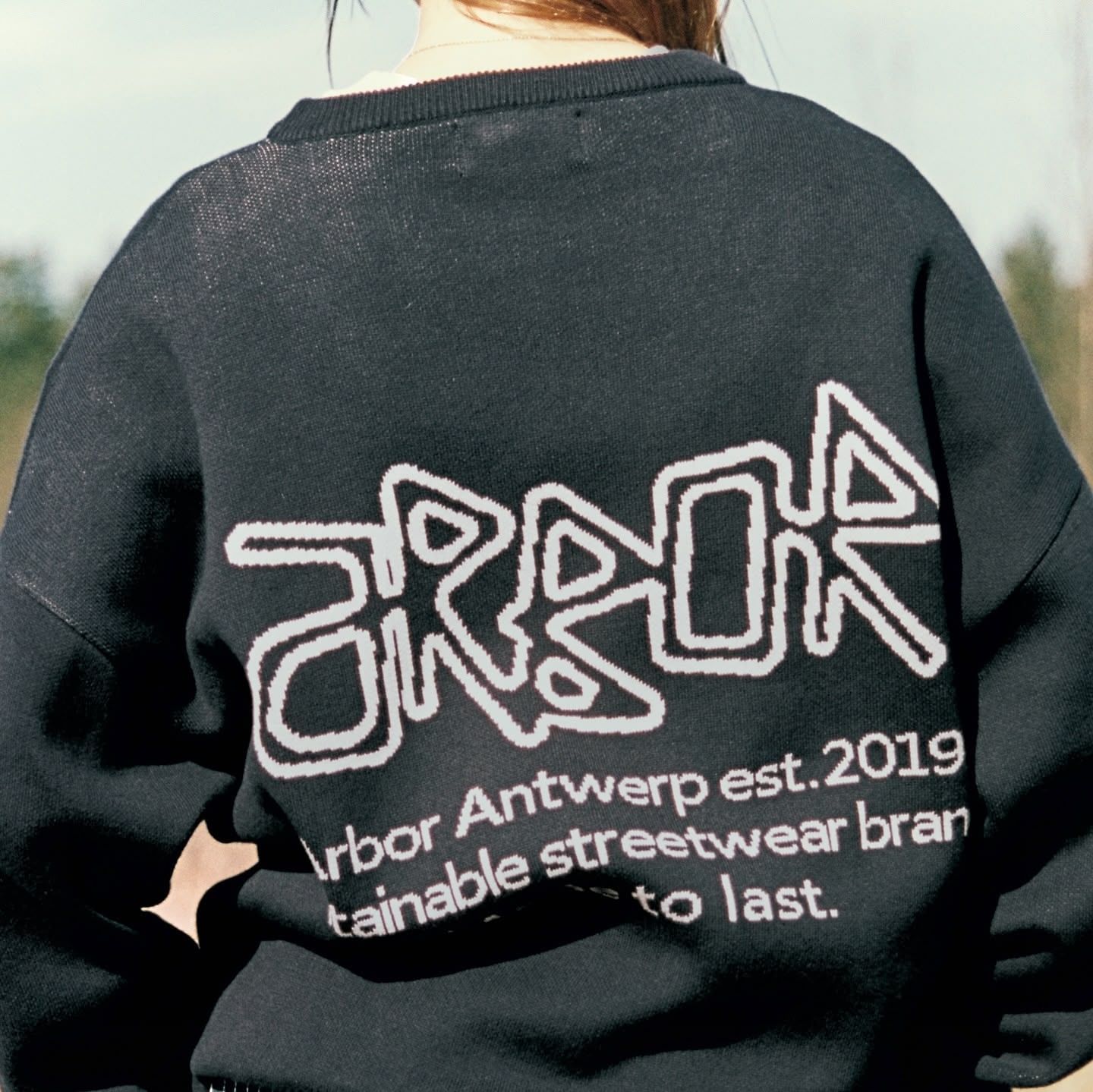 Détail d'imprimé dans le dos citant la marque Arbor Antwerpen, sa date de création et son identité streetwear