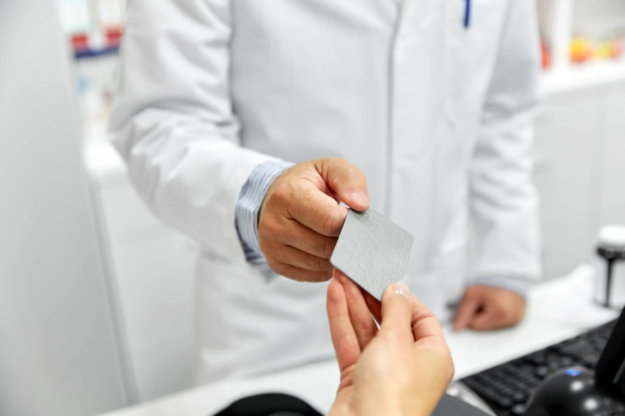 Ärztin mit Tablet in der Klinik