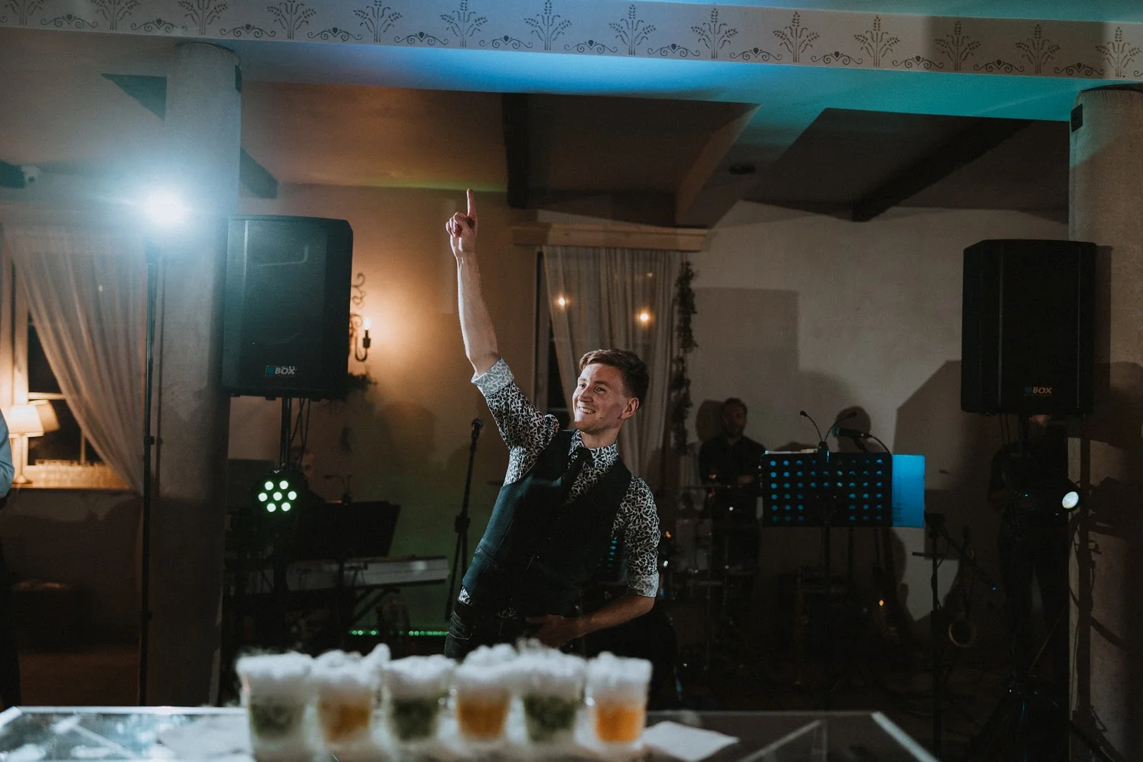 elegancki koktajl przygotowywany przez barmana na wesele przy pomocy sitka