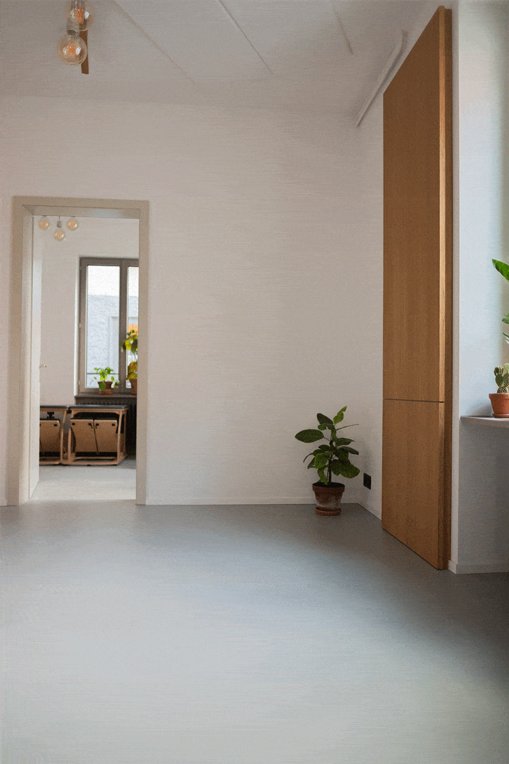 Foto von Innenraumgestaltung mit Liebe zum Detail: ein gemütliches Schlafzimmer in der Schweiz mit Blick auf die Natur, Innenarchitektur und Raumakustik in Harmonie.