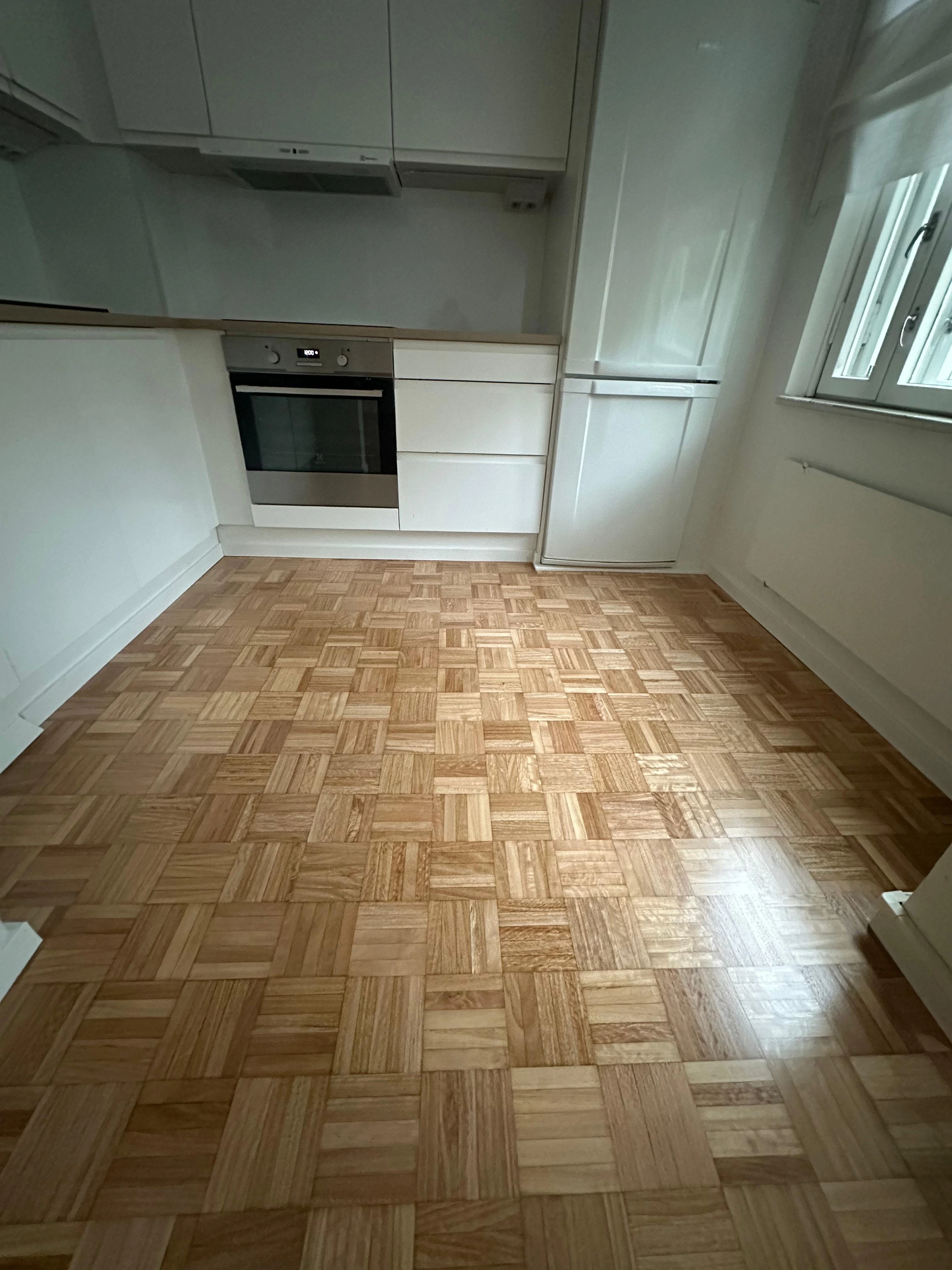 Kuva valmiista hiotusta ja lakatusta parketista Helsingissä