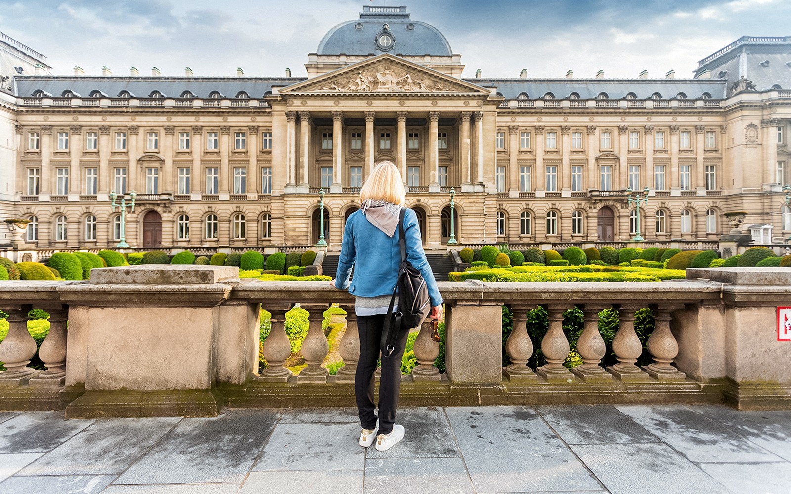 A brüsszeli Királyi Palota a kertből tekintve egy hop-on hop-off buszos túra során.