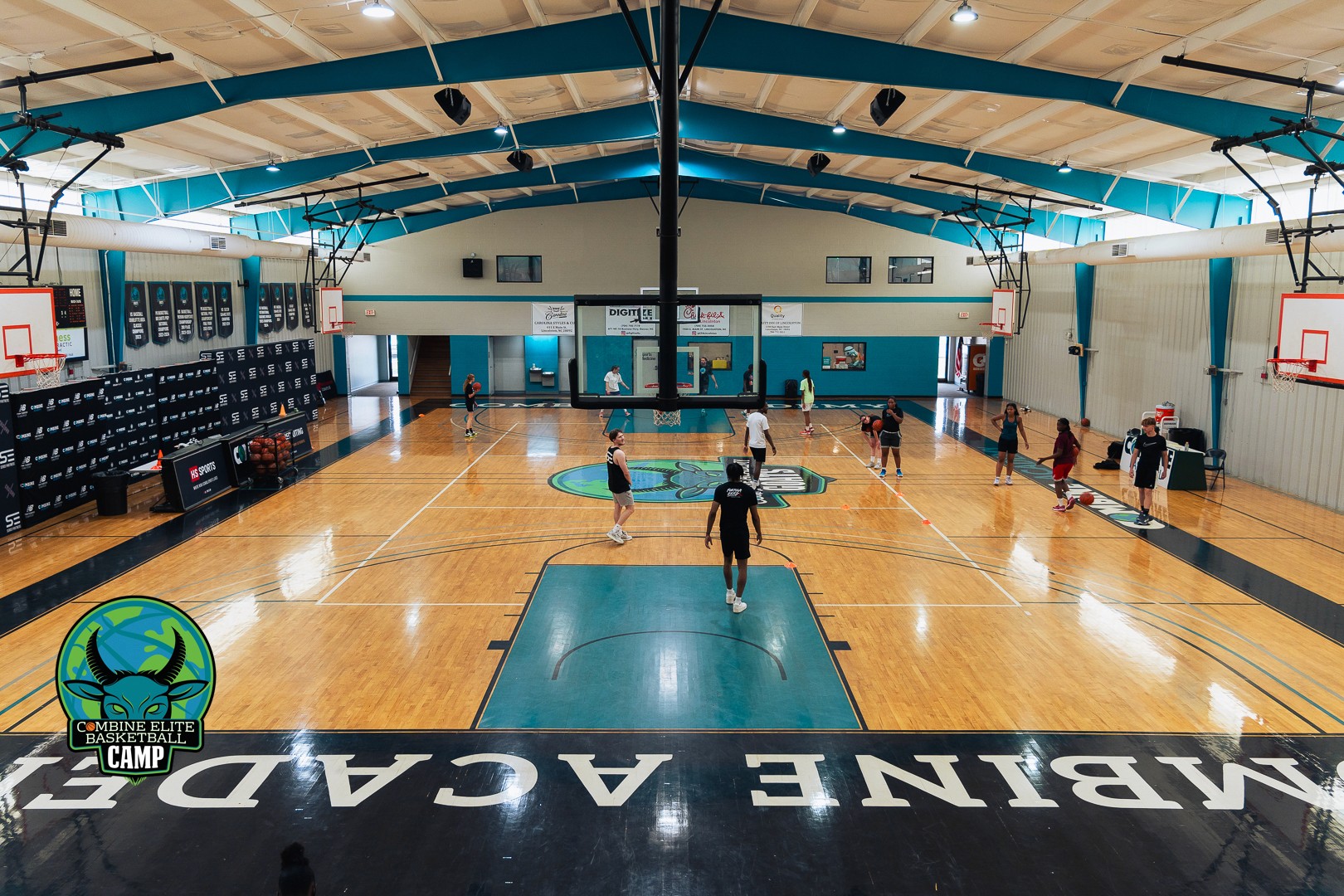 Jeunes joueurs s'échauffant sur le terrain de la Combine Academy.