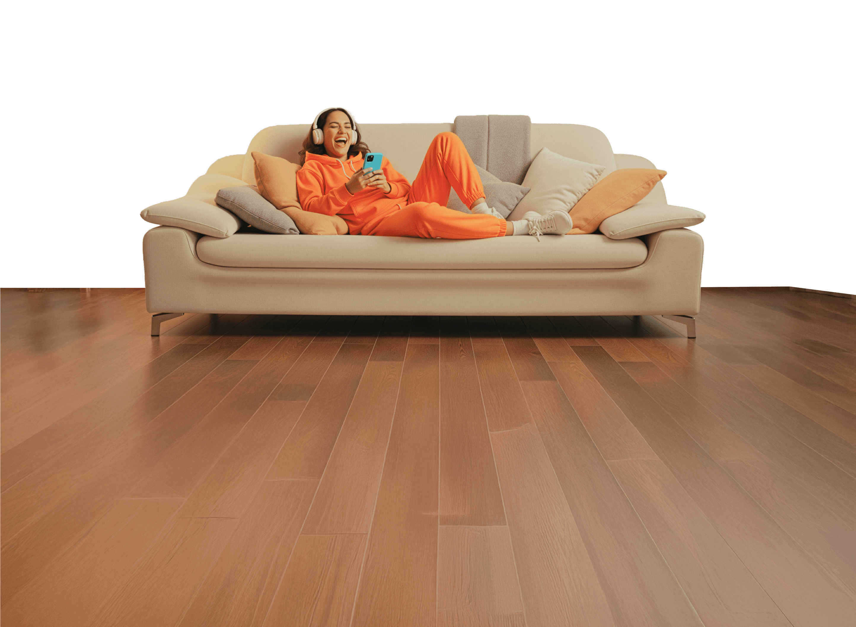 Mujer relajada ríe con audífonos y celular azul mientras descansa en el sofá.