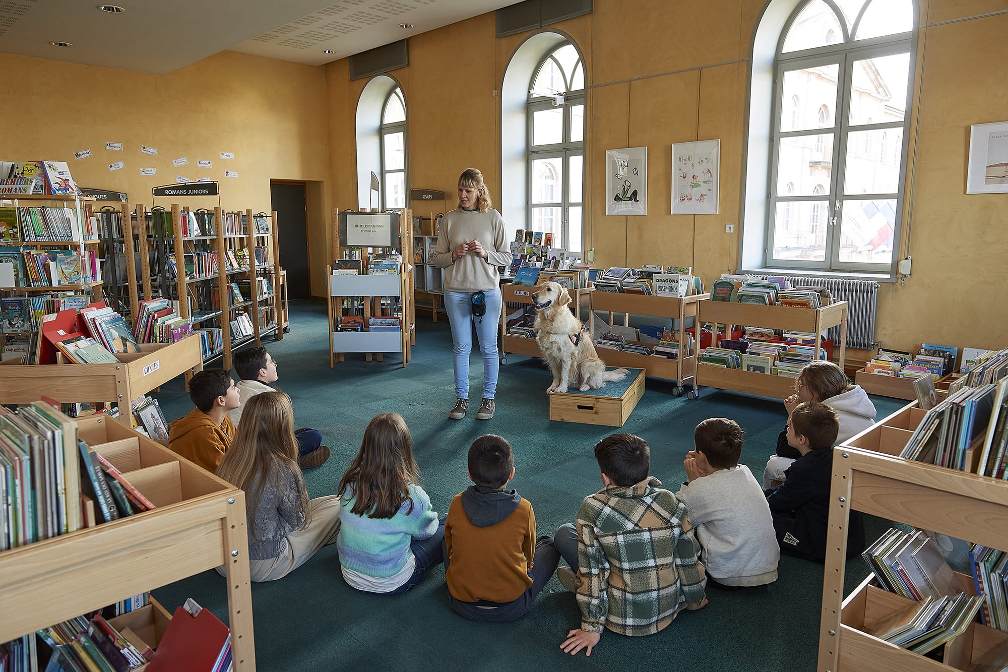Marylise accompagnée de son chien Silver, photographiées par Frédéric Bourcier à la Médiathèque de Caluire-et-Cuire dans le cadre d’un reportage documentaire social pour Handi’Chiens.