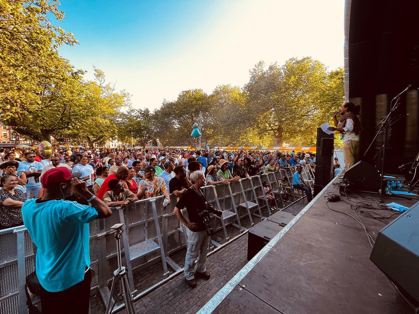 Publiek tijdens evenement in sfeervolle historische zaal met artistieke verlichting, georganiseerd door Kibo Events.
