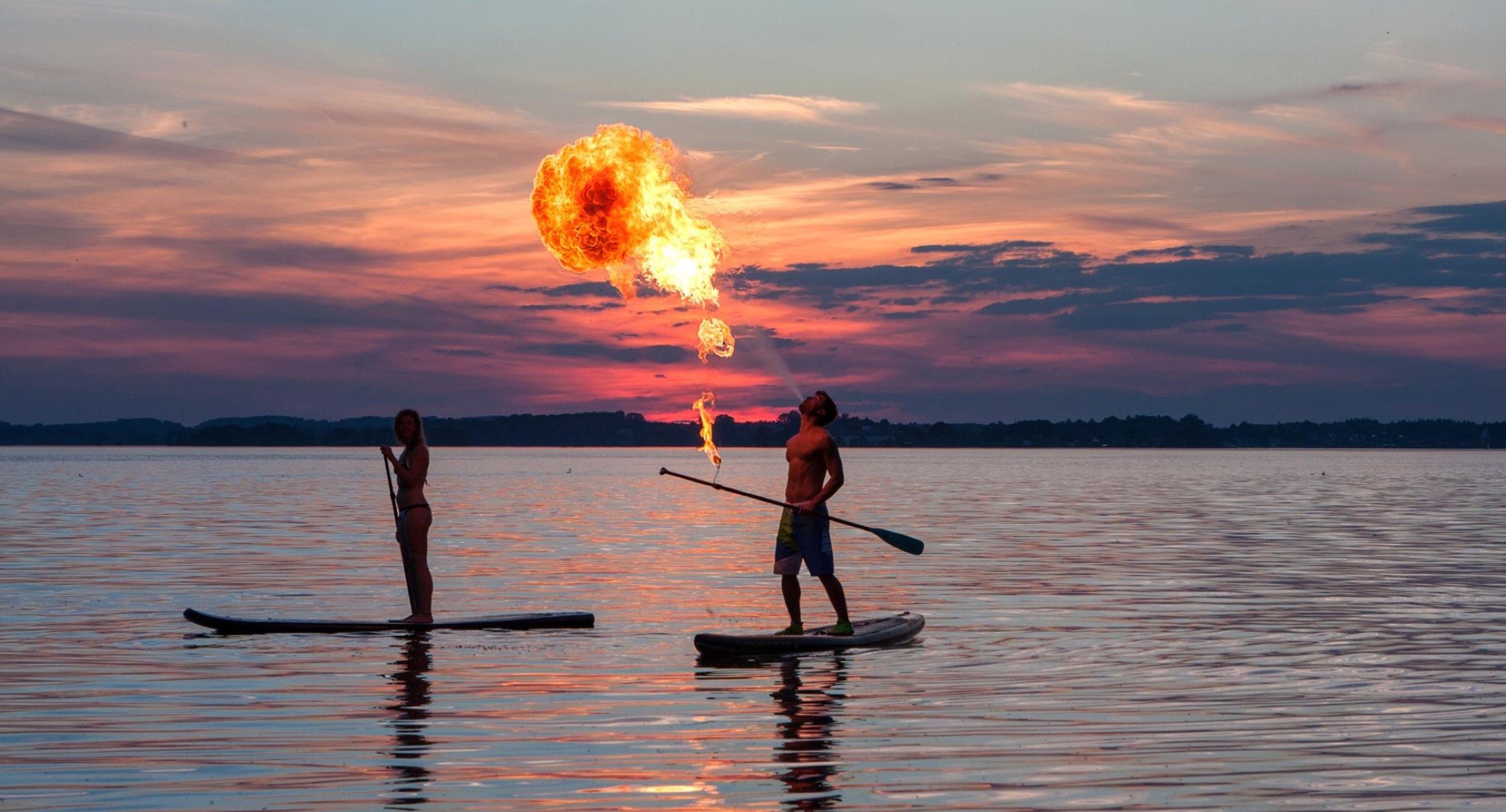 Tobi Deckert – Sportmodel – Fire Spit auf SUP