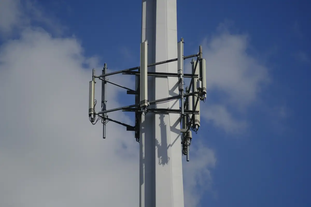 eine Mobilfunk-Basisstationsantenne an einem Mast